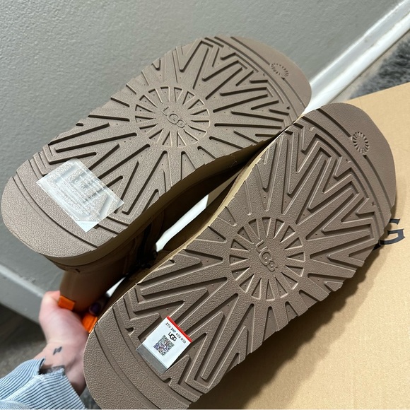 UGG Chestnut Platform Boot - Picture 5 of 10